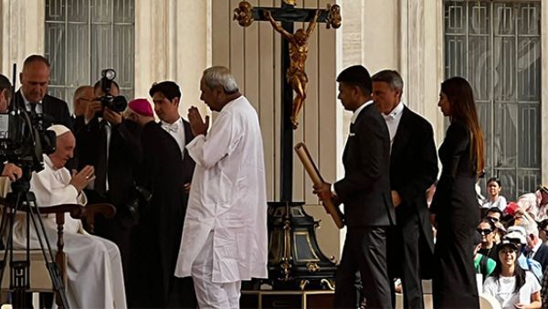 सीएम नवीन पटनायक ने पोप फ्रांसिस से की मुलाकात, बने भारत के पहले मुख्यमंत्री