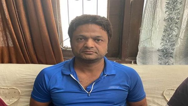 उज्जैन में घूसखोर पटवारी को लोकायुक्त की टीम ने 8 हजार रुपये रिश्वत लेते रंगे हाथ धर दबोचा