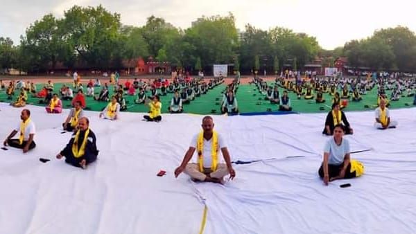 उत्सव की तरह मना 'अंतर्राष्ट्रीय योग दिवस', इंदौर ने एक साथ किया योगा
