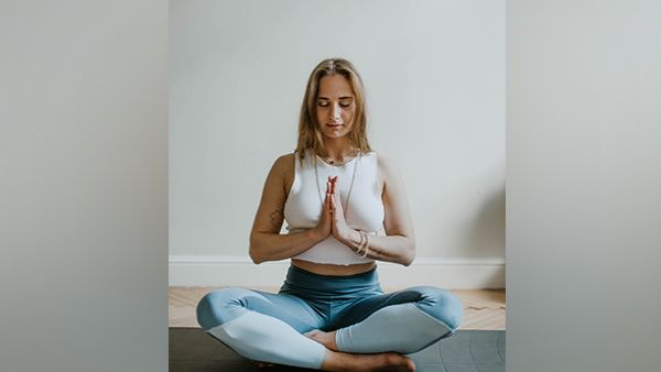 International Yoga Day 2022: वर्क प्‍लेस पर करें कुर्सी पर बैठे हुए ये 5 योग आसन, रहें हेल्‍दी और टेंशन फ्री
