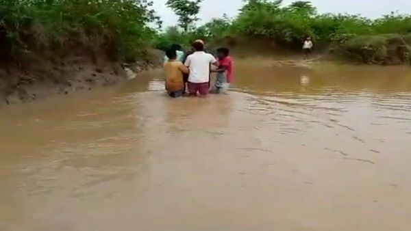 पन्‍ना: बीडी शर्मा के लोकसभा क्षेत्र में कुर्सी पर अस्‍पताल जाती हैं प्रसूूताएं, देख‍िये दयन‍ीय हालात