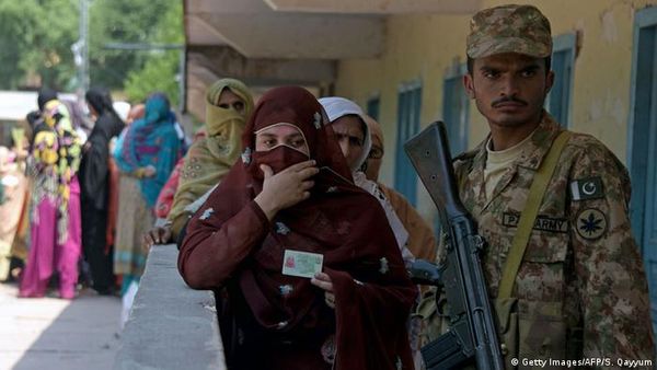 पाकिस्तान: डिजिटल पहचान पत्र के बिना सेवाओं से वंचित हो रहे लोग