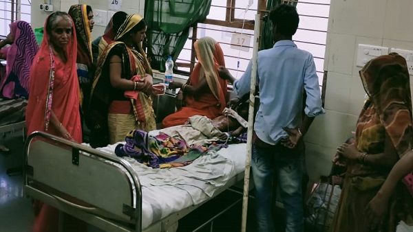 MP: मोबाइल के बाहर भी फट सकती है बैटरी, बच्‍चों के हाथ में न दें, सागर में बच्‍ची घायल, पढ़ि‍ए खबर