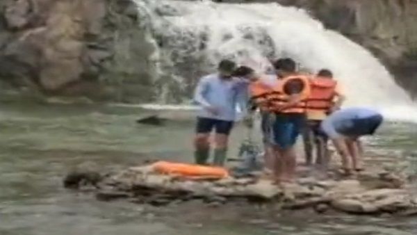 Sagar News: दोस्‍त च‍िल्‍लाते रहे और राजघाट के वाटर फॉल में डूब गया क‍िशोर, मदद के ल‍िए कोई नहीं आया