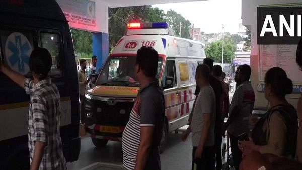 जम्मू कश्मीर के उधमपुर में बस खाई में गिरी, 2 की मौत, 38 घायल