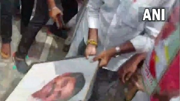 AIADMK में घमासान, पनीरसेल्वम समर्थकों ने पलानीस्वामी की तस्वीर को चप्पलों से मारा, पत्थर और लाठियां चली