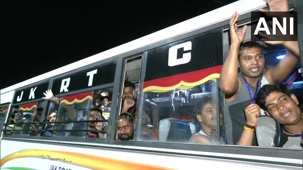 एक बार फिर से शुरू हुई अमरनाथ यात्रा, श्रद्धालु बोले- बिना बाबा के दर्शन वापस नहीं जाएंगे