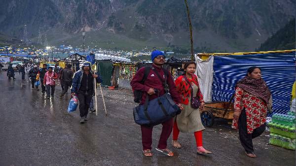 Amarnath Yatra 2022: पवित्र गुफा के पास तेज बारिश, तीर्थयात्रियों को पहुंचाया सुरक्षित स्थान