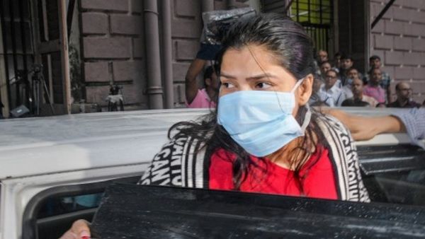 बेटी के पास 50 करोड़, 3 फ्लैट...पर टूटे हुए घर में रहती है मां, नहीं जानती थी कि अर्पिता के पास है इतनी दौलत