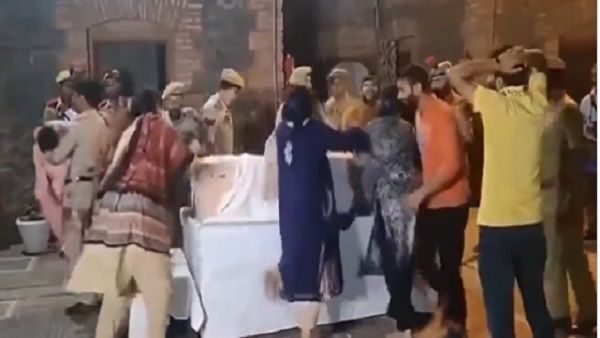 शहीद ASI मुश्ताक अहमद का शव देख टूटा परिवार, प्रोटोकॉल भूल पुलिसवाले भी लोगों को संभालने में जुटे