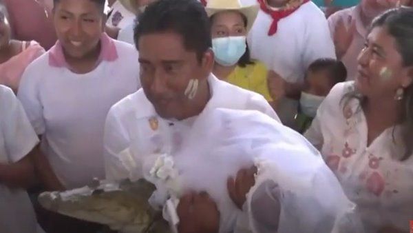 अजब देश की गजब कहानी: मैक्सिकन मेयर ने की मगरमच्छ से शादी