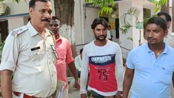 बिहार: कपड़ा व्यवसाय की आड़ में हो रहा था काला धंधा, पुलिस ने किया गिरफ़्तार