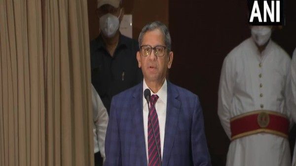 CJI एनवी रमना बोले- 'कंगारू कोर्ट चला रहा मीडिया, लोकतंत्र को पीछे धकेल रहा'