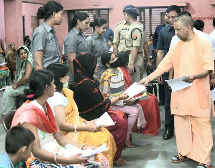 'भूमाफिया मुझे मार देंगे',जनता दरबार में महिला ने सीएम से लगाई गुहार