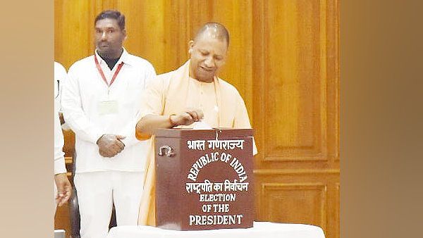 President Election : सीएम योगी ने लखनऊ में किया मतदान, कहा- भारत का लोकतंत्र सशक्त हो, यही कामना है