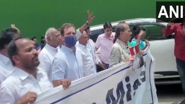 सोनिया गांधी से ED की पूछताछ पर कांग्रेस का विरोध मार्च, पुलिस ने राहुल गांधी को हिरासत में लिया