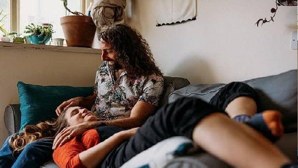 बंदे ने शुरू किया गजब का बिजनेस, एक घंटे की 'झप्पी' के लिए लेता है 7 हजार रुपए, लड़की-लड़का सभी कस्टमर