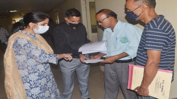 पैदल ही तहसील का निरीक्षण करने पहुंची देहरादून की डीएम, व्यवस्थाएं सुधारने को दिए अधिकारियों को सख्त निर्देश