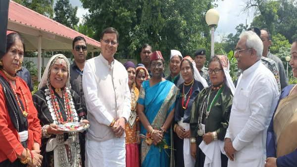 NDA से राष्ट्रपति की उम्मीदवार द्रौपदी मुर्मू पहुंची देहरादून, जनजाति समुदाय ने पारंपरिक तरीके से किया स्वागत