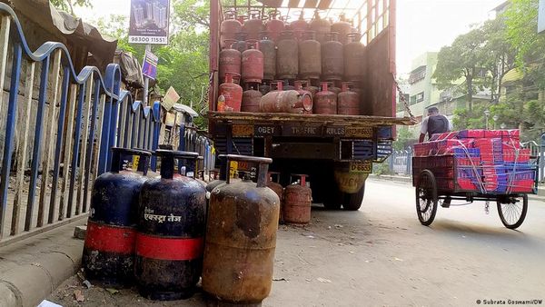 रसोई गैस के बढ़ते दाम बिगाड़ रहे हैं करोड़ों घरों का बजट