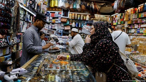 हज: विदेशी यात्रियों को देख खिल उठे कारोबारियों के चेहरे