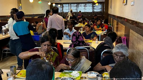 रेस्तरां में टिप पर विवादः ग्राहकों का अधिकार या गरीब कर्मचारियों की रोजीरोटी