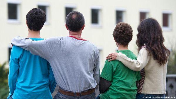 अधर में लटके आप्रवासियों के लिए जर्मनी आसान बना रहा है कानून