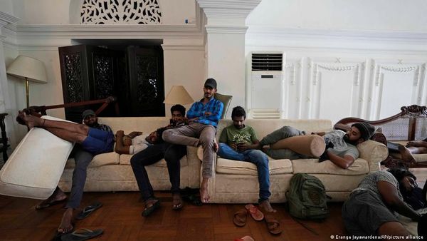 क्यों डूबी श्रीलंका की इकोनॉमी और अब क्या होगा?