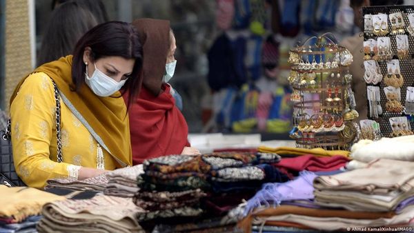 रिपोर्ट: जीवन-यापन के खर्च की मार सबसे ज्यादा महिलाओं पर