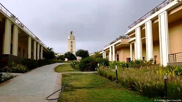 मैनेजमेंट की पढ़ाई में भारी लेकिन नौकरियों में बेचारी हैं महिलाएं