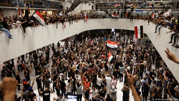 इराक: सद्र समर्थकों ने संसद भवन पर धावा बोला