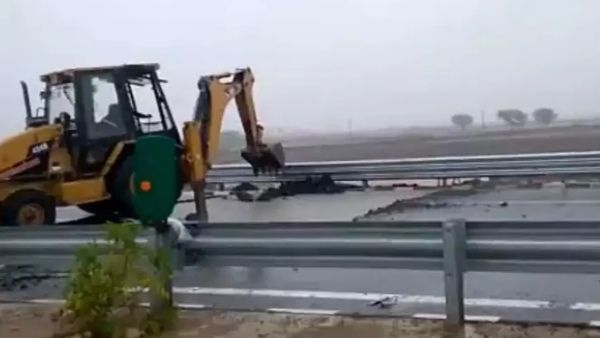 उद्घाटन के 5 वें दिन ही पहली बारिश में धंसा बुलेदखंड एक्सप्रेस वे, अखिलेश बोले-अच्छा हुआ इस पर रनवे नहीं बना