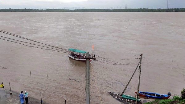 तेलंगाना: भारी बारिश के चलते राज्य में सभी शैक्षणिक संस्थान 3 दिनों के लिए बंद, परीक्षाएं टाली गईं, कई ट्रेनें