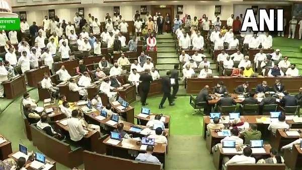 Maharashtra floor test: विधानसभा में 22 विधायक रहे गैरमौजूद, कांग्रेस के 10 MLA शामिल