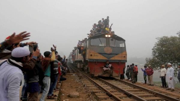 बांग्लादेश में ट्रेन और बस की टक्कर में 11 लोगों की मौत, पांच घायल