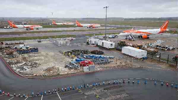 ठंडे देश में इतना चढ़ा पारा कि पिघला रनवे, सभी उड़ानें रद्द, तापमान और बढ़ने का अलर्ट