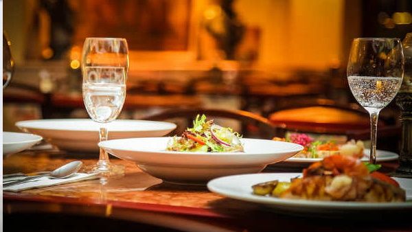 दिल्ली HC ने रेस्टोरेंट्स पर 'नो सर्विस चार्ज ऑर्डर' पर लगाई रोक, CCPA ने किया था लागू