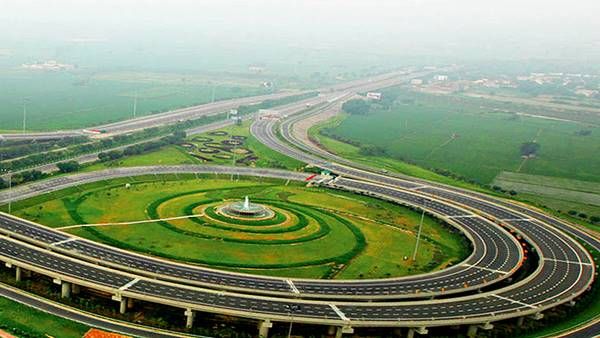 ऐसा हाई-वे कि पेट का पानी भी न हिले, यदि स्पीड बढ़ी तो गाड़ी हो जाएगी खड़ी, जानें इसकी खूबियाँ