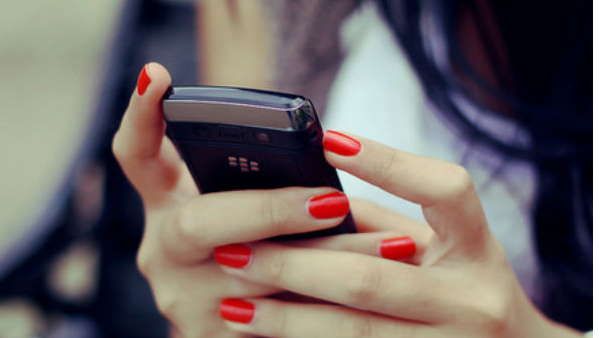 बॉयफ्रेंड से कर रही थी बातें, महिला ने मांगे पैसे,लड़की ने की आत्महत्या