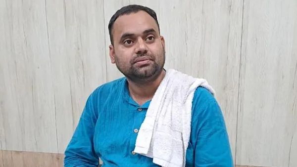 सैलरी लौटाने वाले प्रोफेसर के खाते में थे 970 रुपए, चेक भेज दिया 24 लाख का, अब बताया क्यों की ये गलती?