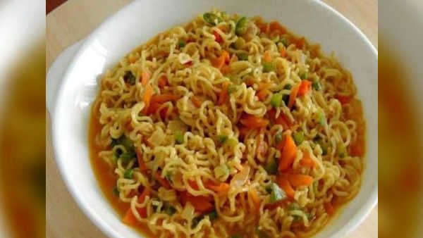 चूहे के लिए टमाटर में जहर लगाकर रखा, टीवी के चक्कर में महिला ने उसे मैगी में डालकर खाया