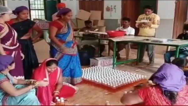 महुआ फूल के शरबत, चिक्की और लड्डू, की डिमांड अब पड़ोसी राज्यों में, यहां शराब की जगह बनती है मिठाई