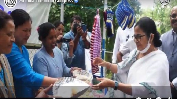 ममता बनर्जी ने दार्जिलिंग में लोगों को दिया सरप्राइज, स्टॉल पर पुचका बनाया और परोस कर खिलाया, VIDEO VIRAL