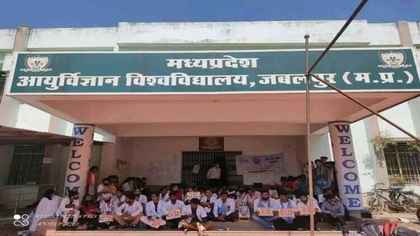 MP मेडिकल यूनिवर्सिटी के पेपर सेटर्स और अधिकारियों ने परचा कर दिया लीक ! स्टूडेंट यूनियन का आरोप