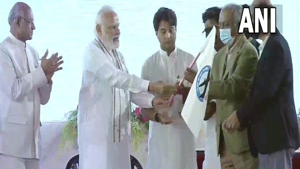 PM मोदी ने दी देवघर एयरपोर्ट की सौगात, अब दिल्ली से पौन दो घंटे का होगा सफर