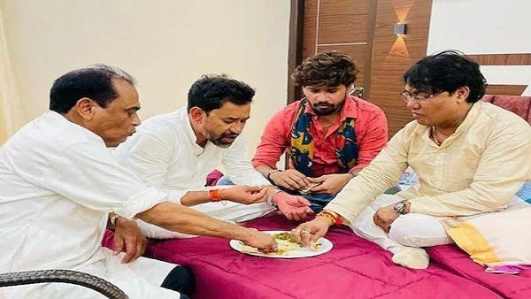 एक ही थाली में अपने भाइयों संग 'निरहुआ' ने खाया खाना, फोटो हो रही है वायरल