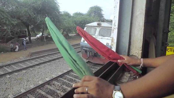 Railway: कार से ड्यूटी करने पहुंचा तो नप गया रेलवे का गेटमैन, जानिए क्या है प्रोटोकॉल ?