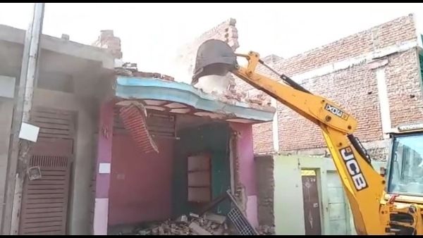ग्वालियर में खतरनाक बदमाश के घर पर चला प्रशासन का बुलडोजर