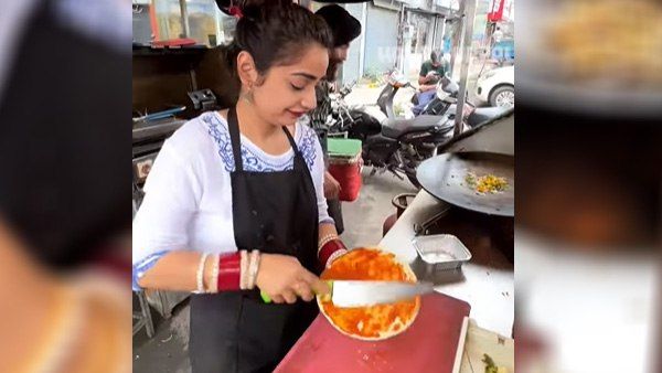 VIDEO: शानदार है ये न्यूली मैरिड कपल, भाभी जी हाथ में चूड़ा पहन चला रही रेस्टोरेंट, खाने वालों की लग रही लाइन