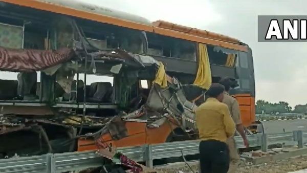 Barabanki : पूर्वांचल एक्सप्रेसवे पर दो डबल-डेकर बस टकराईं, 8 की मौत, सीएम योगी ने जताया दुख